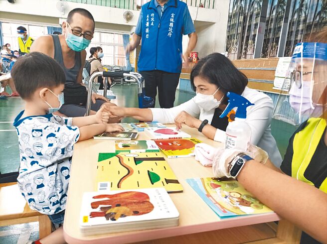 云林县政府提供婴幼儿莫德纳疫苗集中接种，提升保护力。（张朝欣摄）