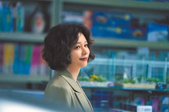 徐若瑄在片中魅力爆棚，展现另一种姊姊的风采。（甲上提供）