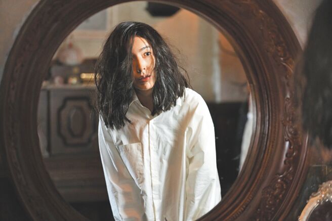 杨谨华在片中一人分饰两角，呈现人格与个性都大相径庭的双胞胎姊妹。（采昌、马棋朵提供）