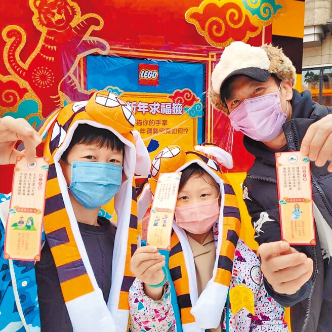 高山峰（右）喜欢和孩子相处，带他们四处游玩体验生活。（高山峰提供）