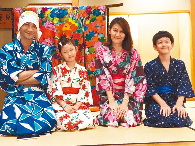 高山峰（左）和老婆花许多时间陪伴孩子成长，家人感情融洽。（高山峰提供）