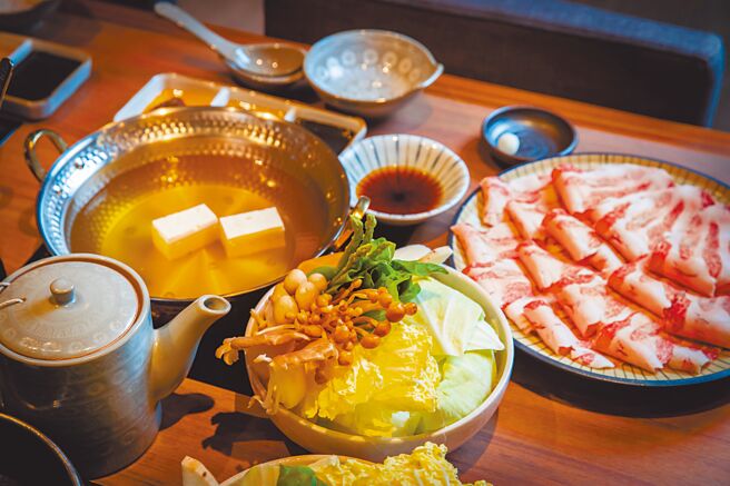 乾杯集團日式火鍋「黑毛屋」新北首店，也於8月6日在宏匯廣場開幕。（宏匯廣場提供）