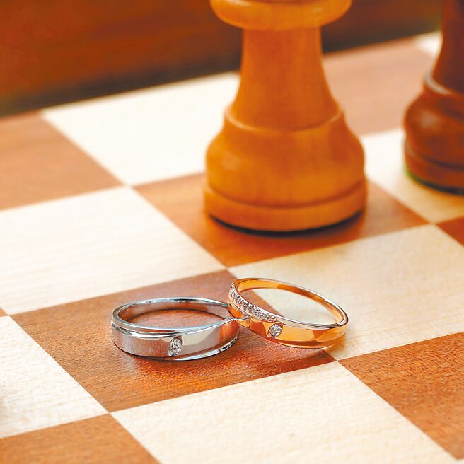 OKmart与VIVIDVENTURE合作推情人节限定钻饰。「爱笑的眼睛」男戒1万3600元、女戒1万2800元。（OKmart提供）