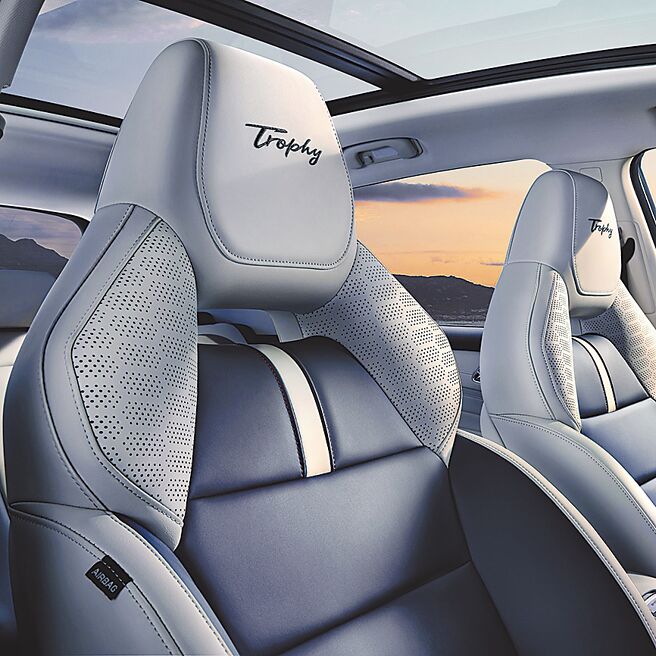 MG HS PHEV标配超越同级的双前座电动一体式赛车椅。（MG Taiwan提供）