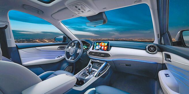 MG HS PHEV豪华舒适车内空间拥有256色环舱气氛灯。（MG Taiwan提供）