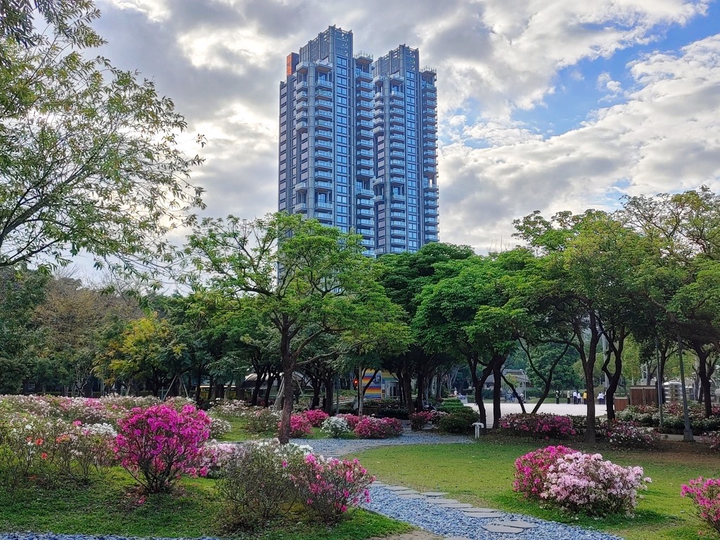 台北市大安森林公園首排超豪宅「One Park Taipei信義聯勤」。 (圖/台灣房屋提供)