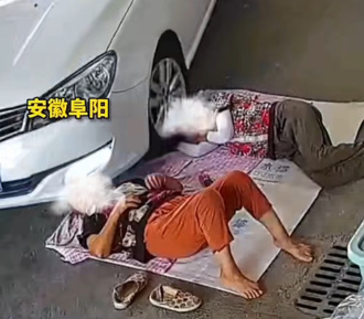 2大媽把馬路當床睡 下秒慘遭汽車輾頭 結局超意外