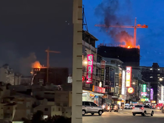 高雄鳳山新建案13樓頂失火 高空中「恐怖火光」嚇壞住戶