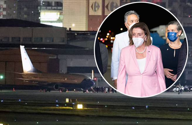 裴洛西专机2日晚间降落松山机场，她身穿粉红色套装现身。(合成照片)