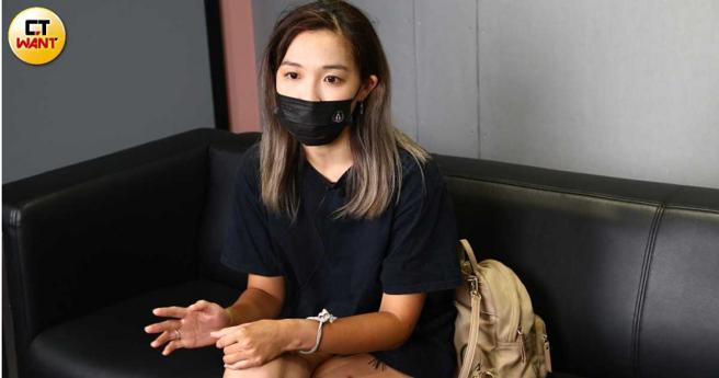 老贰楼前员工A小姐控诉，从去年开始公司就开始积欠员工薪水。（图／黄鹏杰摄）