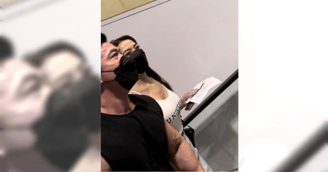 本刊读者直击李沛旭与新婚妻子在内湖逛街。（图／读者提供）