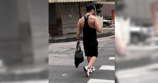 壮硕的李沛旭相当好认，光是走在路上背影都能引起路人注目。（图／读者提供）