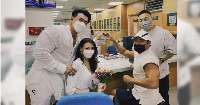 上月初李沛旭（后排左）忽然宣布结婚消息，好友梦多（前排右）也现场见证这甜蜜时刻。（图／取自李沛旭脸书）