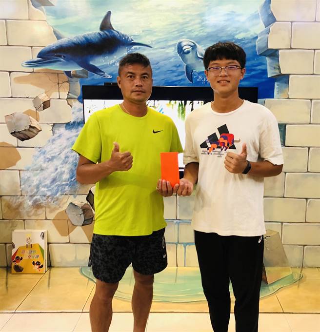 清水国中体育组长纪政志（左）积极训练，程耀宽（右）在全中运勇夺个人首金。（清水国中提供／陈淑娥台中传真）