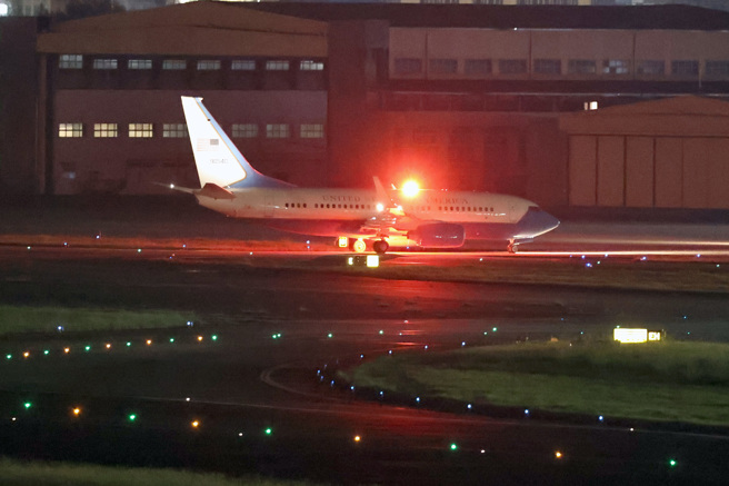 美國聯邦眾議院議長波洛西（Nancy Pelosi）所搭乘的美空軍C-40C專機，2日晚間10點43分抵達台灣松山機場，展開訪台序幕。（資料照/張鎧乙攝）
