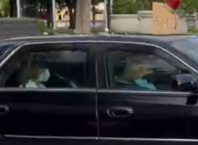 裴洛西搭車離開AIT畫面。(讀者提供)