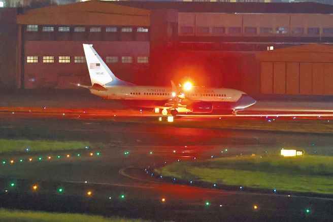 图为裴洛西专机降落松山机场。（本报资料照 / 黄世麒摄）