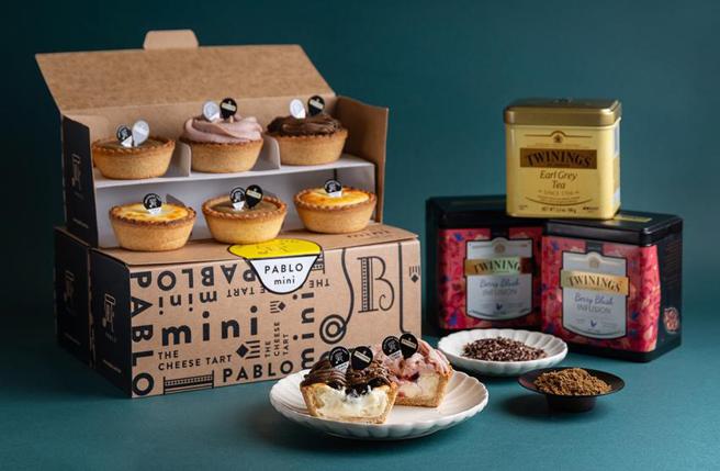 （PABLO攜手TWININGS唐寧茶推出3款盛夏清爽迷你塔，8月4日起全台門市開賣，中秋起司塔禮盒全面9折優惠。圖／PABLO提供）