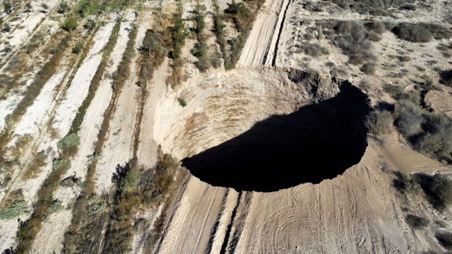 智利北部一處銅礦場近日發現一個神祕天坑，直徑約25公尺、深度達200公尺。(圖/路透社)