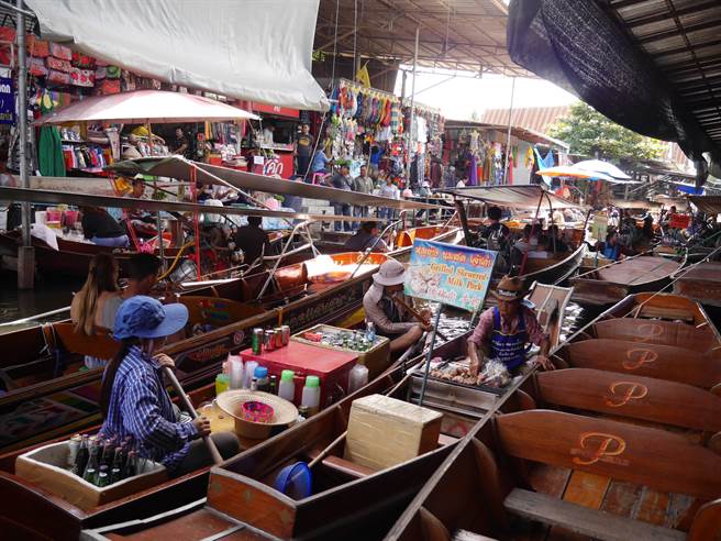 丹能莎朵水上市场是国外旅行团最常安排前来的水上市场，每天早上可以见到来自各地的旅客。（雄狮旅游提供）