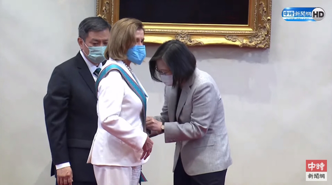 蔡英文颁「特种大绶卿云勋章」。（图／中时直播）