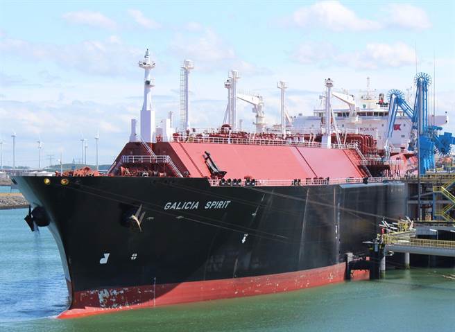 共军4日在台湾周边六地区同步军演，恐衝击国内天然气运补，影响发电。中油对此表示，目前存量足够，针对后续影响也有提因应措施，会确保供气无虞。（图／中油提供）