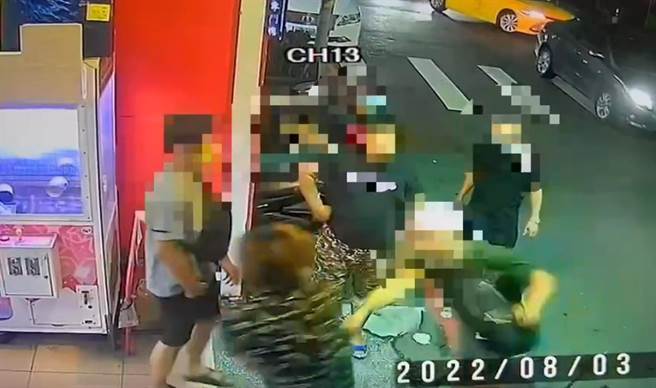 陳男（圖下方）到場後，毆打娃娃機店店主。（翻攝照片／高雄洪靖宜傳真）