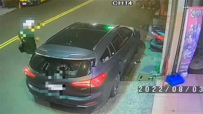 不僅打人，陳男還持無線電砸車。（翻攝照片／高雄洪靖宜傳真）
