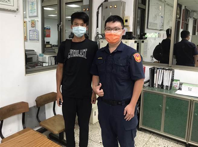 李男将钱包遗忘在计程车上，经员警锲而不舍帮他找回钱包。(警方提供)