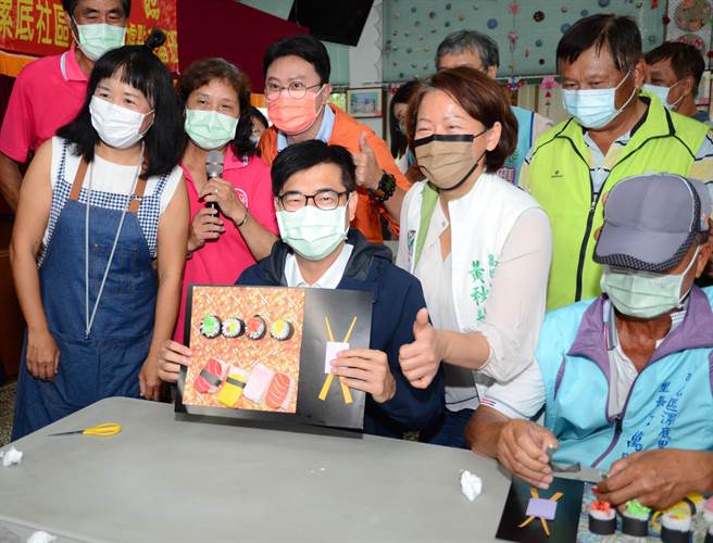 高雄市长陈其迈（前左）3日到弥陀区漯底社区发展协会视察，他夸讚长辈的劳作作品很棒。（林瑞益摄）