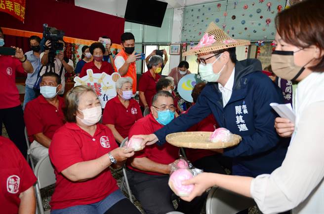 高雄市长陈其迈（右二）发寿桃给弥陀长辈。（林瑞益摄）