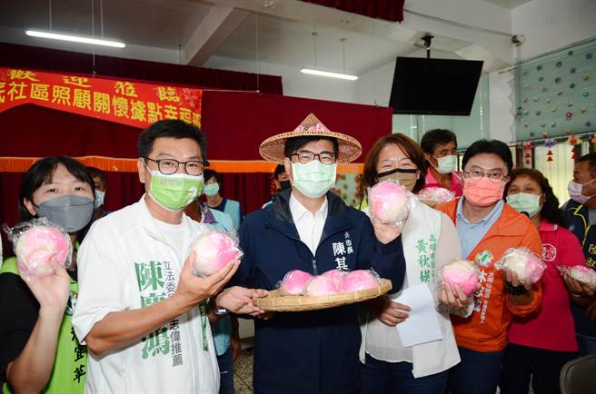 高雄市长陈其迈（左三）到弥陀区漯底社区发展协会视察。（林瑞益摄）