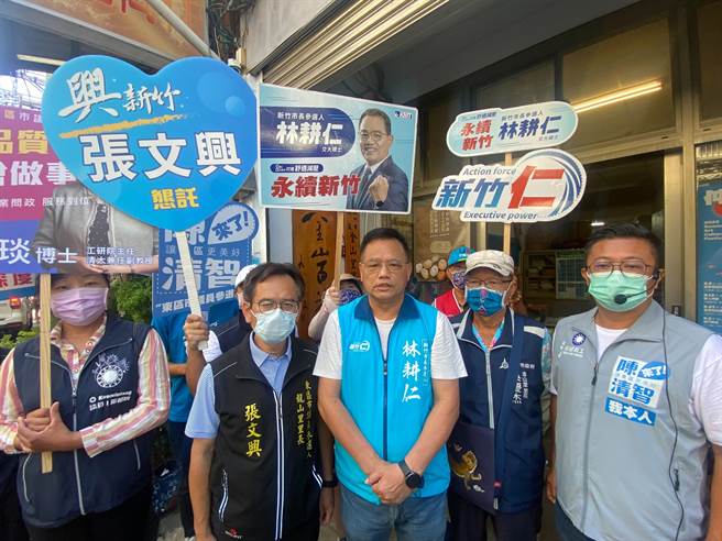 國民黨新竹市長參選人林耕仁（中）表示，Youbike當初規畫站點時，顯然未做好評估，應該要基於數據來分析整個交通網絡的需求，提高使用率。（陳育賢攝）