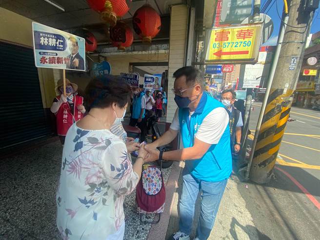 國民黨新竹市長參選人林耕仁3日持續在東區竹科周邊社區掃街。（陳育賢攝）