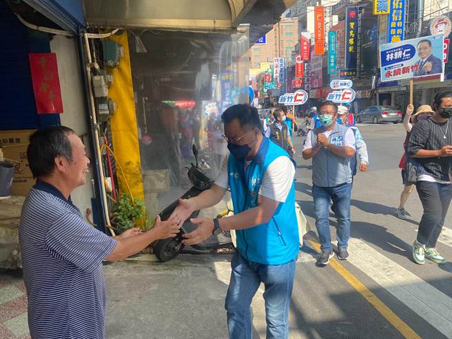 國民黨新竹市長參選人林耕仁3日持續在東區竹科周邊社區掃街。（陳育賢攝）
