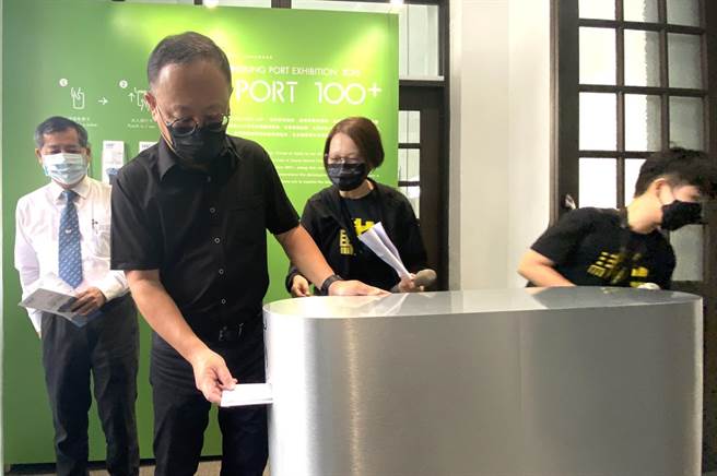入場以實體打卡通關的機制，讓民眾可以拿著精心設計的「登港證」體驗入港登船的感覺。（楊舒婷攝）