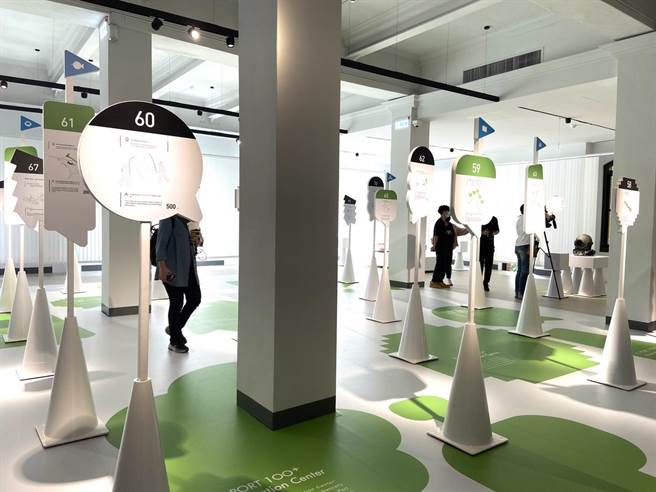 「100＋資訊中心」設計了關於高雄港的100個問題與解答。（楊舒婷攝）