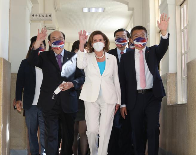 美国联邦眾议院议长波洛西上午拜会立法院。立法院副院长蔡其昌代表立法院率各党团领导人接待欢迎。(刘宗龙摄)