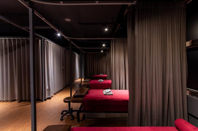 Global Mall新北中和店的指舞春秋足體養生會館推出雙人全身按摩100分鐘，原價4200元，優惠價2450元。（Global Mall提供）