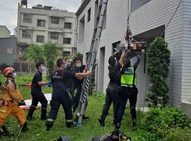 中市32岁女子与男友吵架后，站窗台欲轻生，警消获报到场救援，及时抢回一命。（警方提供／陈淑芬台中传真）