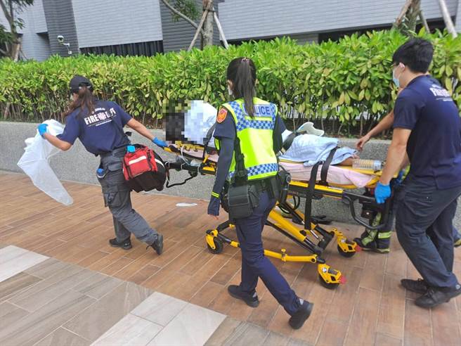 中市32岁女子与男友吵架后，站窗台欲轻生，警消获报到场救援，及时抢回一命。（警方提供／陈淑芬台中传真）