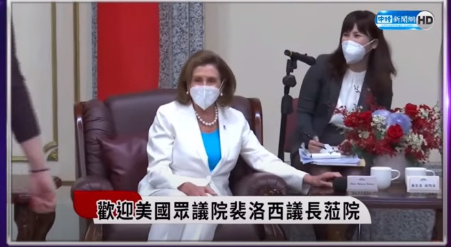 口译妹在裴洛西会议谈话的表现引发网路热议。（图／翻摄自中时新闻网直播）