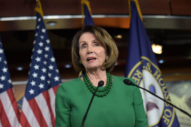 裴洛西经常以配件凸显穿搭亮点，其中与服装同色系的珠宝项炼是他最常运用的搭配手法。（CFP） 