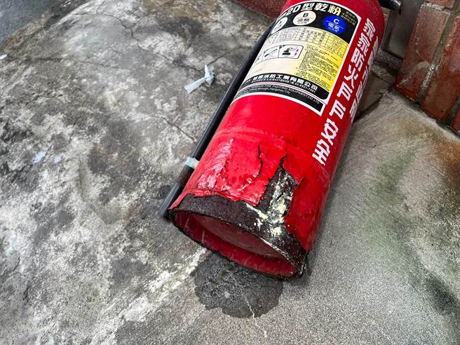 基隆市中正区社寮里办公处外墙的灭火器今日上午11时许无预警爆炸。（陈彩玲摄）