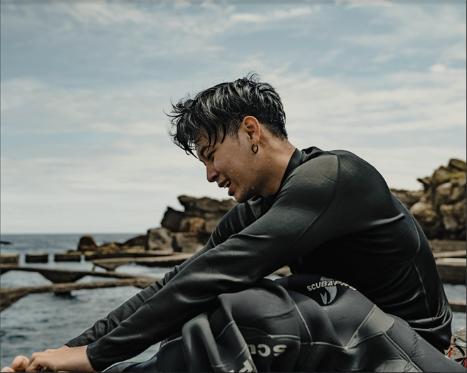 ↑高尔宣拍摄〈Somebody Else〉MV。（龙大谢提供）