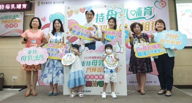 8月第一周是國際母乳哺育周，演員顏嘉樂和狄志杰帶著雙胞胎兒女現身，分享哺餵母乳的甘苦談。（王家瑜攝）