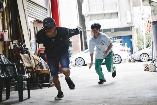 潘亲御（前）跟锺家骏也都是金奖演员。（牵猴子提供）