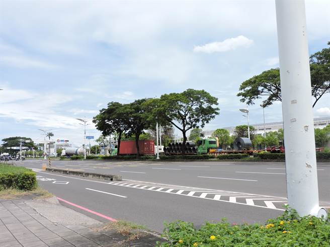 高雄国际航空站站体为东西向，地方认为机场长期阻碍小港的南北向交通往来。（洪靖宜摄）