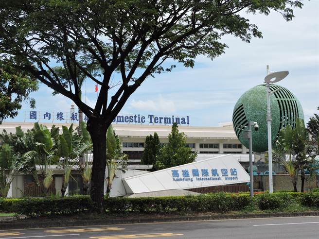 高雄国际航空站站体为东西向，地方认为机场长期阻碍小港的南北向交通往来。（洪靖宜摄）
