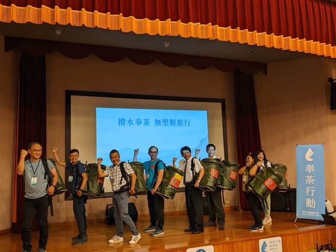 环保署携手奉茶行动团队，向登山民眾推广「奉茶App」运用，鼓励民眾透过自备环保杯在全国各奉茶站取水，减少一次性塑胶瓶使用。(环保署提供)